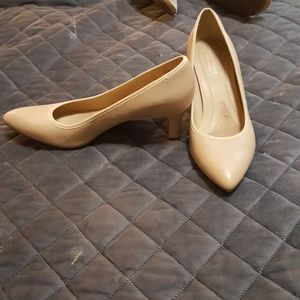 Nude pumps